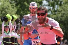 Triathlon Ingolstadt 2019 - Olympischen Distanz, Sieger Sebastian Mahr läuft ins Ziel, vorne Fotobombe