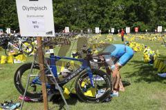 Triathlon Ingolstadt 2019 - Olympische Distanz, Sebastian Mahr kommt an, Wechselzone zum Laufen