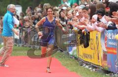 Triathlon Ingolstadt 2010 - Zweite Birgit Nixdorf im Ziel Jubel