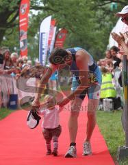 Triathlon Ingolstadt 2010 - Zieleinlauf mit Baby