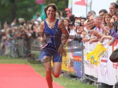 Triathlon Ingolstadt 2010 - Zweite Birgit Nixdorf im Ziel Jubel