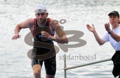 Triathlon Ingolstadt 2010 - Sieger Faris Al-Sultan läuft in die Wechselzone