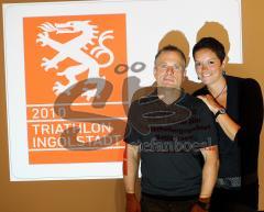 Pressekonferenz im Lifepark Max - Triathlon Ingolstadt 2010 - Initiator Gerhard Budy und Janine Pietsch präsentieren das Logo der Veranstaltung