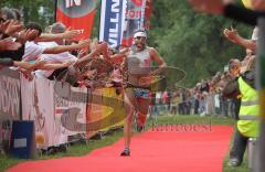 Triathlon Ingolstadt 2010 - Sieger Faris Al-Sultan im Ziel