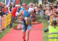 Triathlon Ingolstadt 2010 - Zieleinlauf mit Baby