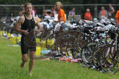 Triathlon Ingolstadt 2010 - Siegerin Heike Funk läuft zum Fahrrad