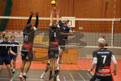 2023_11_25 - Landesliga - Saison 2023/24 - Volleyball - TV 1861 Ingolstadt - TSV Haunstetten -  - Kühl Lukas blau #13 Ingolstadt - Schmitz Johannes #1 Haunstetten - Hieke Marian #8 Haunstetten - Foto: Meyer Jürgen