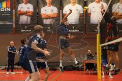 2023_11_25 - Landesliga - Saison 2023/24 - Volleyball - TV 1861 Ingolstadt - TSV Haunstetten -  - Kühn Lukas #13 Ingolstadt - Ullrich Marc rot Haunstetten - Foto: Meyer Jürgen