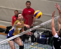 ESV Damen Volleyball - SV SW München - Nina Stirnweis schmettert und wird vom Trainer Rainer Faltermeier beobachtet