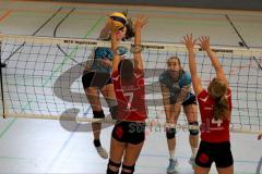 Volleyball Damen MTV Ingolstadt gegen TSV Obergünzburg - Schüller E. beim Schmetterball (blau) -Foto: Jürgen Meyer