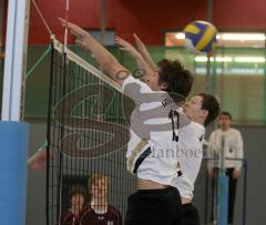 Volleyball MTV Ingolstadt - VCO Kempfenhausen - Der Block war nicht erfolgreich. links Karl Mahlow und rechts hinten Mathias Hocke