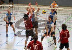 Voleyball - MTV Ingolstadt - TSV Lenting - dichtes Gedränge am Netz, rechts 13 Thomas Olitzscher baggert den Block der Lentinger