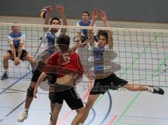 Voleyball - MTV Ingolstadt - TSV Lenting - Block von links 13 Olitzscher Thomas und rechts 11 Pfältzer Jakob nicht erfolgreich