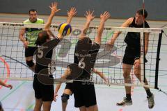 Volleyball - MTV Ingolstadt - VfL Großkötz - Jakob Pfältzer schmettert über die Abwehr