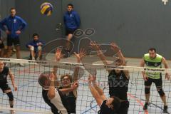 Volleyball - MTV Ingolstadt - VfL Großkötz - Simon Weichselgartner (links) und rechts oben Jakob Pfältzer