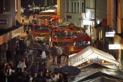 Bürgerfest 2009 - Feuer in der Kupferstrasse - Großaufgebot der IN Feuerwehr in der vollen Kupferstrasse. Ein Zimmer einer Pension brannte vollständig aus. Die Feuerwehr konnte das Feuer besiegen und fuhr dann durch die voll besetzte Kupferstrasse und wur