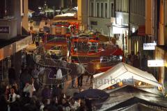 Bürgerfest 2009 - Feuer in der Kupferstrasse - Großaufgebot der IN Feuerwehr in der vollen Kupferstrasse. Ein Zimmer einer Pension brannte vollständig aus. Die Feuerwehr konnte das Feuer besiegen und fuhr dann durch die voll besetzte Kupferstrasse und wur