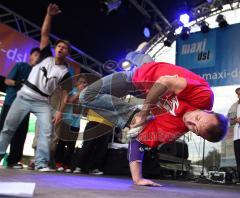 Bürgerfest Ingolstadt 2009 - Boomtown Raps live auf der Bühne. Breakdancer mit Akrobatik