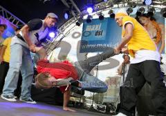 Bürgerfest Ingolstadt 2009 - Boomtown Raps live auf der Bühne. Breakdancer mit Akrobatik