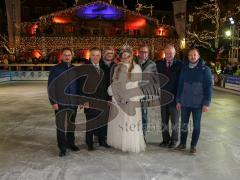 Eröffnung der Eisarena am Schloss - Foto: Jürgen Meyer
Von links nach rechts Thomas Deiser - OB Dr. Christian - Lösel - Wolfgang Erhard - Christkind - Robbie Eckl - Sepp Misslbeck 2.vo rechts - Reinhard Büchl rechts -
