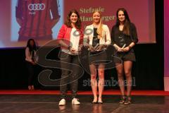 Nacht des Sports - Sportler des Jahres 2015 Ingolstadt - 1. Platz Sportlerin des Jahres 2015 Stefanie Hamberger Fußball FC Ingolstadt 04 Frauenmannschaft, mitte 2. Platz Maria Paulig (Triathlon) rechts Andrea Lanzl wurde vertreten da nicht anwesend