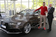 Kai Pflaume holt seinen Audi RS6 im Kundencenter ab. Schlüsselübergabe mit Stephan Öri (Leiter Audi Forum)