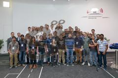Audi Autonomous Driving Cup 2016 - Finale - Alle Sieger auf dem Podest mit alles Teilnehmern, autonomes Fahren mit Modellautos