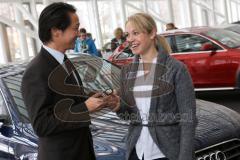 Magdalena Neuner wird neue Audi Markenbotschafterin - Fahrzeugübergabe in Ingolstadt mit Clemens Lee (Audi AG)