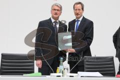 Audi AG - Jahrespressekonferenz 2014 - Audi AG Ingolstadt - Geschäftsbericht 2013 - links Prof. Rupert Stadler (Vorsitzender des Vorstands Audi AG) und rechts Axel Strotbek (Audi Finanz Vorstand) zeigen die Druckversion des Geschäftsberichts