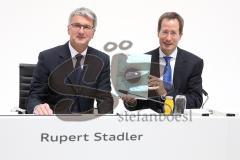 Audi AG - Jahrespressekonferenz 2014 - Audi AG Ingolstadt - Geschäftsbericht 2013 - links Prof. Rupert Stadler (Vorsitzender des Vorstands Audi AG) und rechts Axel Strotbek (Audi Finanz Vorstand) zeigen die Druckversion des Geschäftsberichts