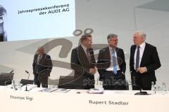 Audi - Jahrespressekonferenz 2015 - , links hinten Hubert Waltl (Vorstand Produktion), Thomas Sigi (Vorstand Personal) Vorstandsvorsitzender Prof. Rupert Stadler und Prof. Dr.-Ing. Ulrish Hackenberg (Vorstand Technik Entwicklung)