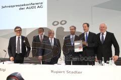 Audi - Jahrespressekonferenz 2015 - links Luca de Meo (Vorstand Vertrieb), Prof. h.c. Thomas Sigi (Vorstand Personal), Prof. Dr.-Ing. Hubert Waltl (Vorstand Produktion), Vorstandsvorsitzender Prof. Rupert Stadler, Axel Strotbek (Vorstand Finanzwesen) und 