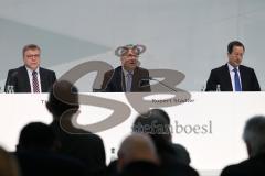 Audi - Jahrespressekonferenz 2015 - links Prof. h.c. Thomas Sigi (Vorstand Personal), Vorstandsvorsitzender Prof. Rupert Stadler, Axel Strotbek (Vorstand Finanzwesen)