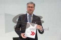 Audi - Jahrespressekonferenz 2015 - Vorstandsvorsitzender Prof. Rupert Stadler zeigt den Geschäftsbericht 2014