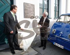 Audi Enthüllung Bronzetafel - Vor 60 Jahren wurde die Auto Union GmbH in Ingolstadt gegründet. Links Peter Mosch Gesamtbetriebsratsvorsitzender und recht Personlavorstand Dr. Werner Widuckel