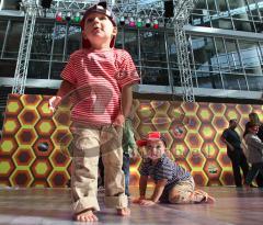 Audi in Ingolstadt - 60 Jahre Jubiläum - Auf der Disco Tanzfläche konnten die Kinder mit den Lichtern spielen, die sie am Boden verfolgten. links Arne und am Boden Volker waren nicht zu bremsen