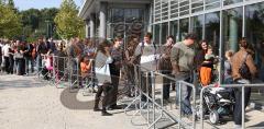 Audi in Ingolstadt - 60 Jahre Jubiläum - Langes Anstehen beim Kartenkauf für das Autokino