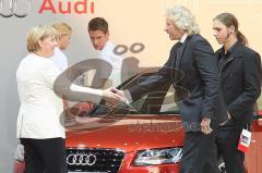 Audi Gala - 100 Jahre Audi - Thomas Gottschalk gebrüßt Angela Merkel