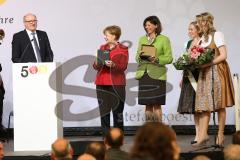 500 Jahre Bier Reinheitsgebot - Festakt in Ingolstadt Klenzepark - Festrede Bundeskanzlerin Angela Merkel mit Ilse Aigner, links Dr. Hans-Georg Eils, Brauer Bund übergibt verschiedene Hopfensorten