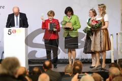 500 Jahre Bier Reinheitsgebot - Festakt in Ingolstadt Klenzepark - Festrede Bundeskanzlerin Angela Merkel mit Ilse Aigner, links Dr. Hans-Georg Eils, Brauer Bund übergibt verschiedene Hopfensorten