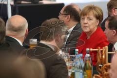 500 Jahre Bier Reinheitsgebot - Festakt in Ingolstadt Klenzepark - Bundeskanzlerin Angela Merkel im Gespräch am Tisch Bier