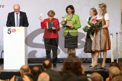 500 Jahre Bier Reinheitsgebot - Festakt in Ingolstadt Klenzepark - Festrede Bundeskanzlerin Angela Merkel mit Ilse Aigner, links Dr. Hans-Georg Eils, Brauer Bund übergibt verschiedene Hopfensorten