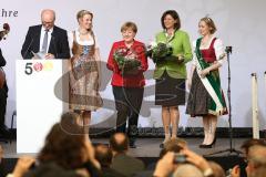 500 Jahre Bier Reinheitsgebot - Festakt in Ingolstadt Klenzepark - Festrede Bundeskanzlerin Angela Merkel mit Ilse Aigner, links Dr. Hans-Georg Eils, Brauer Bund übergibt verschiedene Hopfensorten