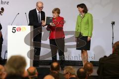 500 Jahre Bier Reinheitsgebot - Festakt in Ingolstadt Klenzepark - Festrede Bundeskanzlerin Angela Merkel mit Ilse Aigner, links Dr. Hans-Georg Eils, Brauer Bund übergibt verschiedene Hopfensorten