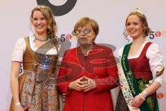 500 Jahre Bier Reinheitsgebot - Festakt in Ingolstadt Klenzepark - Festrede Bundeskanzlerin Angela Merkel mit Hopfen und Bierkönigin