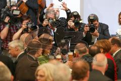 500 Jahre Bier Reinheitsgebot - Festakt in Ingolstadt Klenzepark - Festrede Bundeskanzlerin Angela Merkel, großer Medienandrang Christian Schmidt (CSU) - Bundesminister für Ernährung und Landwirtschaft, Ilse Aigner am Tisch