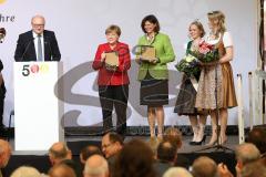 500 Jahre Bier Reinheitsgebot - Festakt in Ingolstadt Klenzepark - Festrede Bundeskanzlerin Angela Merkel mit Ilse Aigner, links Dr. Hans-Georg Eils, Brauer Bund übergibt verschiedene Hopfensorten