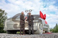 Enthüllung Audi TT am Audi Kreisel Ingolstadt - Personalvorstand Dr. Werner Widuckel und Oberbürgermeister Dr. Alfred Lehmann. Der überdimensionale Audi TT ist 10,2 m lang, 4,50 m breit und 3,25 m hoch. Gewicht 10 t