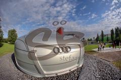 Enthüllung Audi TT am Audi Kreisel Ingolstadt - Personalvorstand Dr. Werner Widuckel und Oberbürgermeister Dr. Alfred Lehmann. Der überdimensionale Audi TT ist 10,2 m lang, 4,50 m breit und 3,25 m hoch. Gewicht 10 t