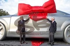 Enthüllung Audi TT am Audi Kreisel Ingolstadt - Personalvorstand Dr. Werner Widuckel und Oberbürgermeister Dr. Alfred Lehmann. Der überdimensionale Audi TT ist 10,2 m lang, 4,50 m breit und 3,25 m hoch. Gewicht 10 t